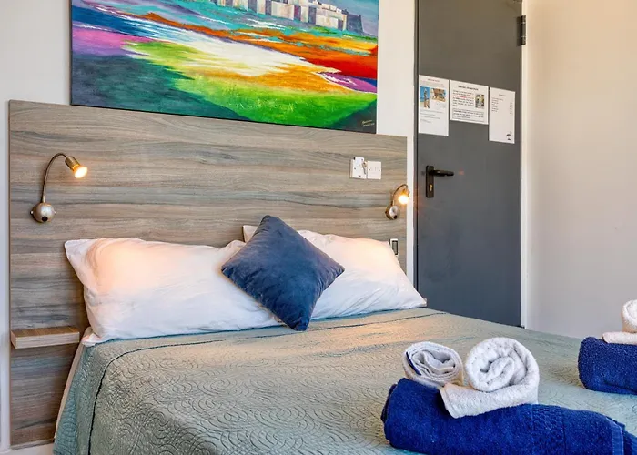 Stylish Penthouse Bay Square 5