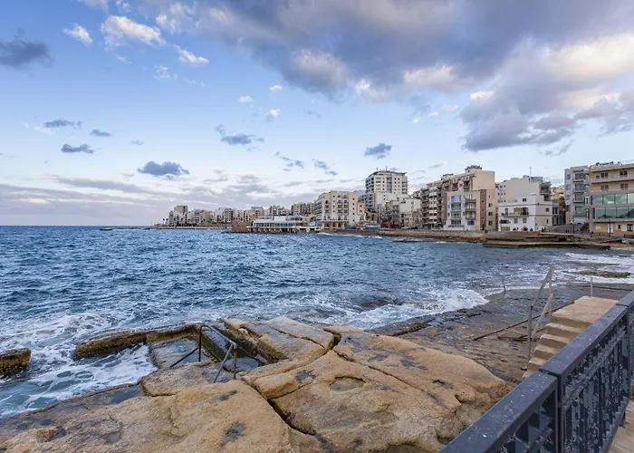 Stylish Penthouse Bay Square 5